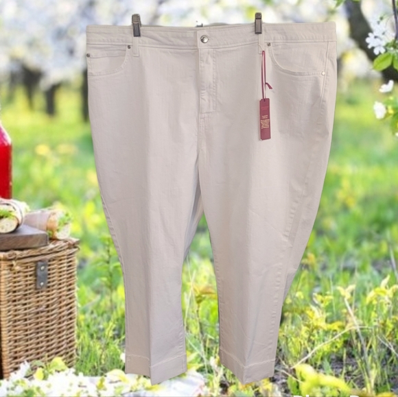 White Capri NWT - Picture 2 of 5